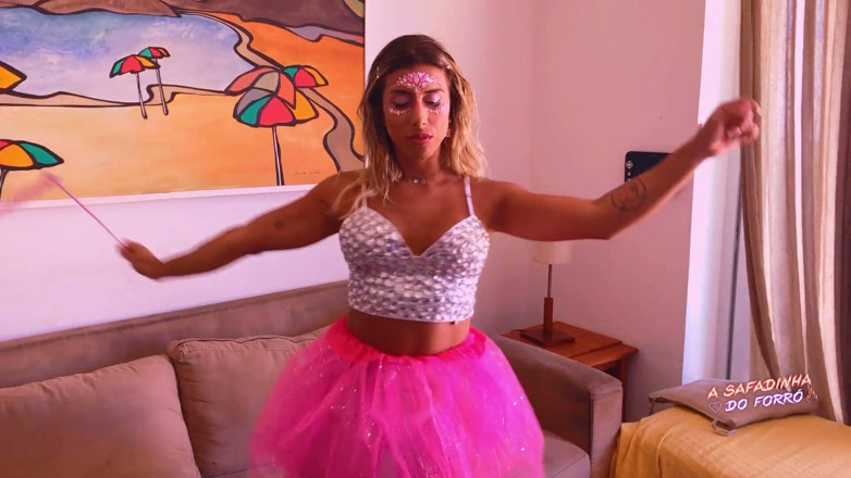 Naughty Girl TS: Tay topları popoya