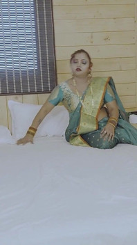 De vrouw van een sexy oudere stiefbroer wil haar lichaam masseren met haar Deborji, hardcore Bhabi-seks