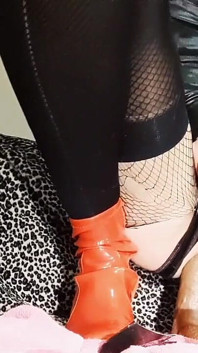 Büyük dildoya biniyor ve boşalıyor