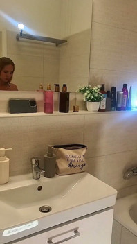 Bela professora de ioga loira gostosa em um mini vestido meio transparente fica nua no banheiro