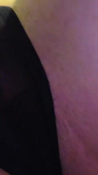 Orgasme Kelentit MILF Seksi Melalui Seluar Dalam Dengan Bantuan Alat Penggetar..