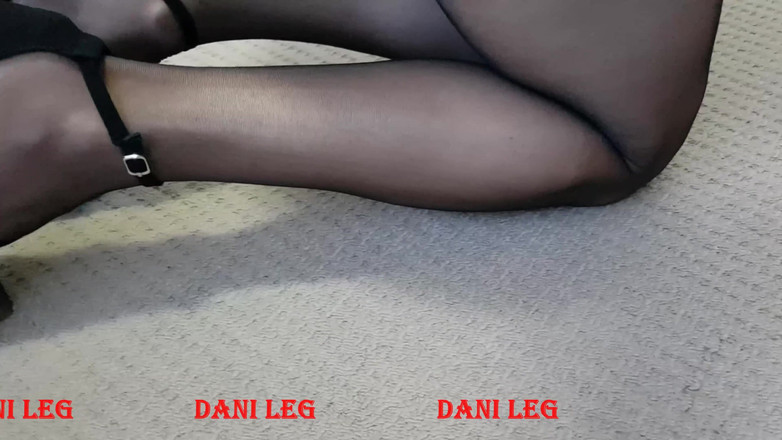 Dani Leg: Нога Dani в колготках кончает по-большому на зеркало