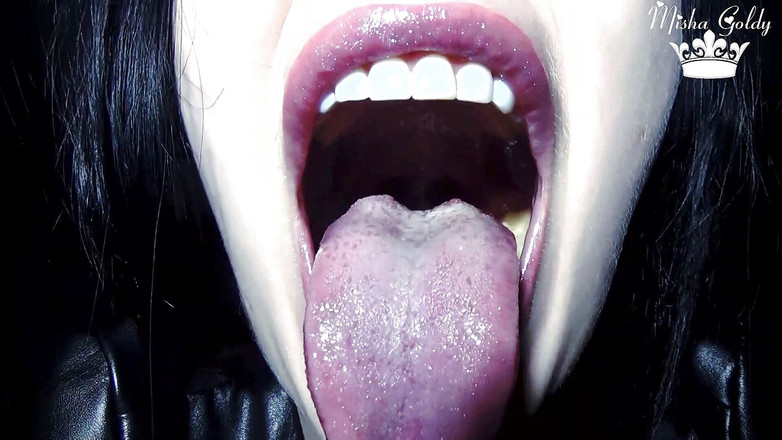 Goddess Misha Goldy: 섹시한 마녀의 목구멍에 사정하고 삼키고 페티쉬!