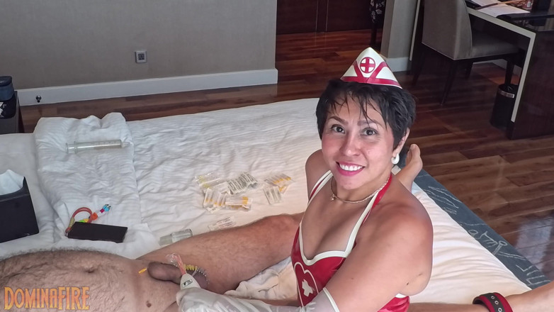 DominaFireOfficial: Latexová sestra Dominafire lékařská femdom jehla hra