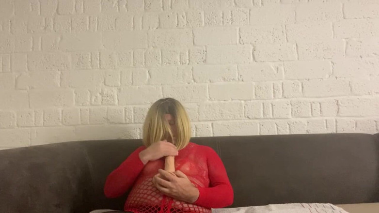 Rockme74: Transvestiert in schwarzer strumpfhose und roten dessous neckt mit dildo...