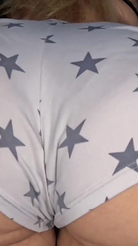 Cewek ini suka pamer pantat bahenolnya! Pantat bahenol ibu tiri dientot habis-habisan sama kontol besar