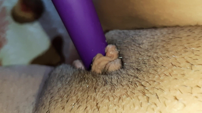 Lesbian-illusion: Ma chatte dégouline et mon clito gonflé tremble après un...