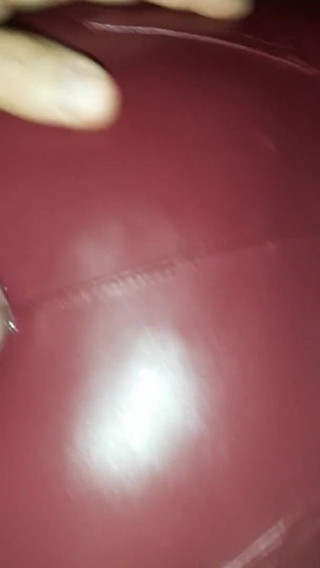 Shiny leather assfuck: Задница подруги в красных кожаных штанах соблазняет мой член