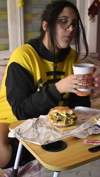 Joi Melancap Pada Saya Semasa Makan Burger - Bunny Looner