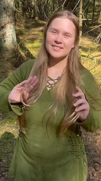 Fuktig snabbis i skogen med heta närbilder