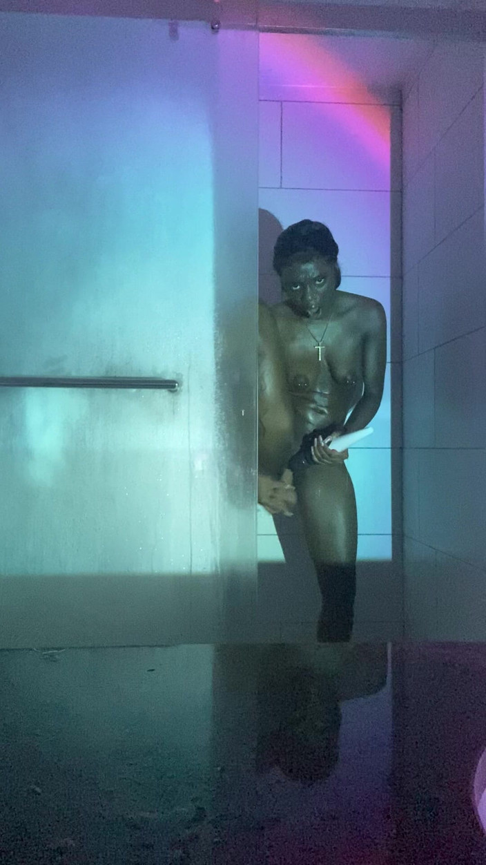 Majesty Nasty: Ebano deve intrufolarsi nella doccia per giocare con la sua...