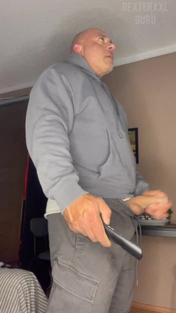 Mr. Guru: Sr. Guru. Punheta rápida grande fisiculturista