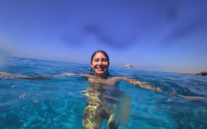 GoldTeachers: Stunning Girl Swims Nude on Public Beach