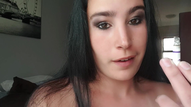 domslutfucker: Une salope donne des instructions de fumer en se masturbant...