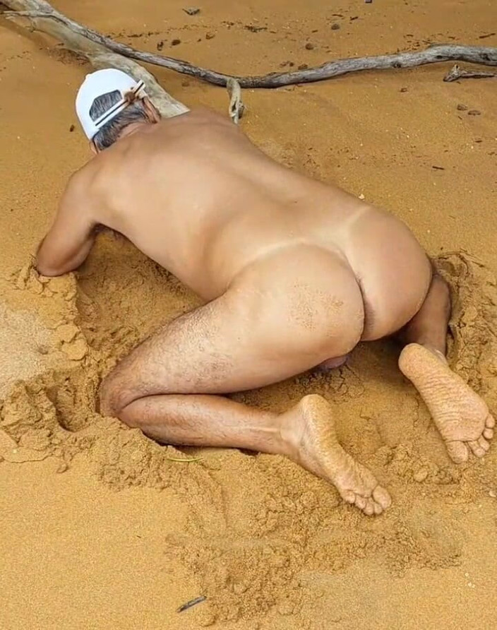 Ladysilvas: Ladysilva pamer tubuh bugil di depan umum di pantai