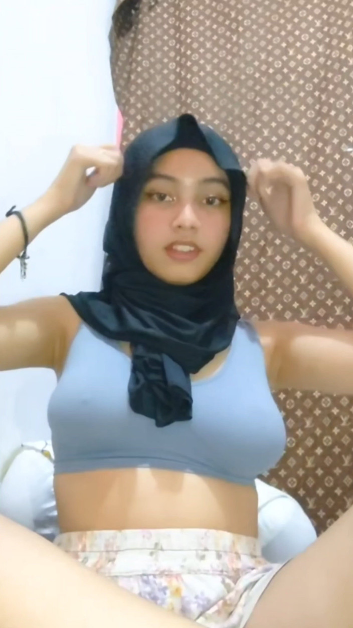 Jilbab69: कामुक काला हिजाब तब तक हस्तमैथुन करता है जब तक उसकी चूत गीली नहीं हो जाती