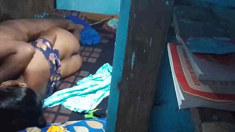 Desi palace: Mătușă vitregă sexy în sari din mătase satinată