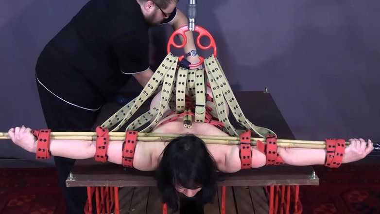 Yvette xtreme: Perhambaan Tali Pinggang - Cruzifix Terbang