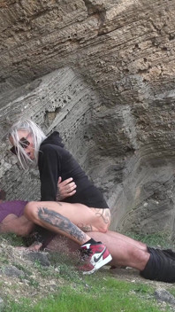Dövmeli sarışın orta yaşlı seksi kadın plajda açık havada vahşi seksin tadını çıkarıyor