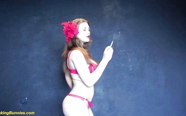 Smoking Bunnies: Une adolescente rousse sexy à gros nichons fume une cigarette