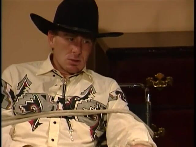 Cumming Soon: Une blonde sexy en lingerie chevauche un étalon de cow-boy