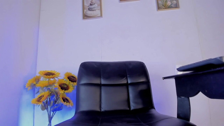 XaraBliz: Xarabliz Modelo Webcam Masturba Su Gran Polla Latina En Stripchat