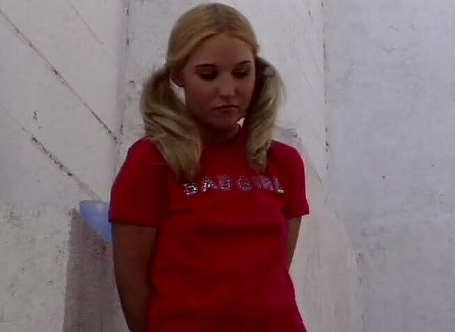 Cock Fest: ツインテールティーンは、黒スタッドによってハードとラフに突っ込んだ