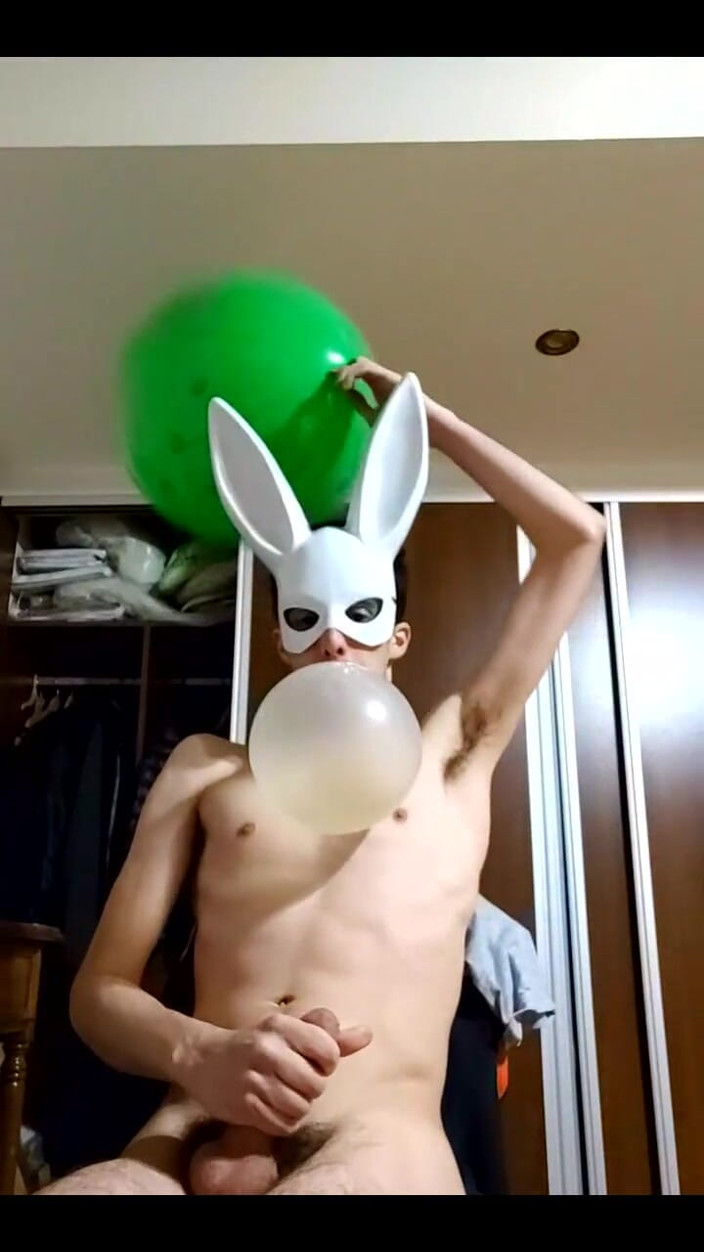 Floatie Boy: Bunny Looner bläst große Ballons, während sie auf Stream wichst