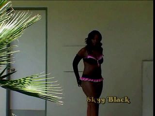Porno Stars: Возбужденная шлюшка-нубиянка скачет на черном чудовищном донге на улице