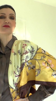 Lady Victoria Valente pokazuje eleganckie, kolorowe jedwabne szale