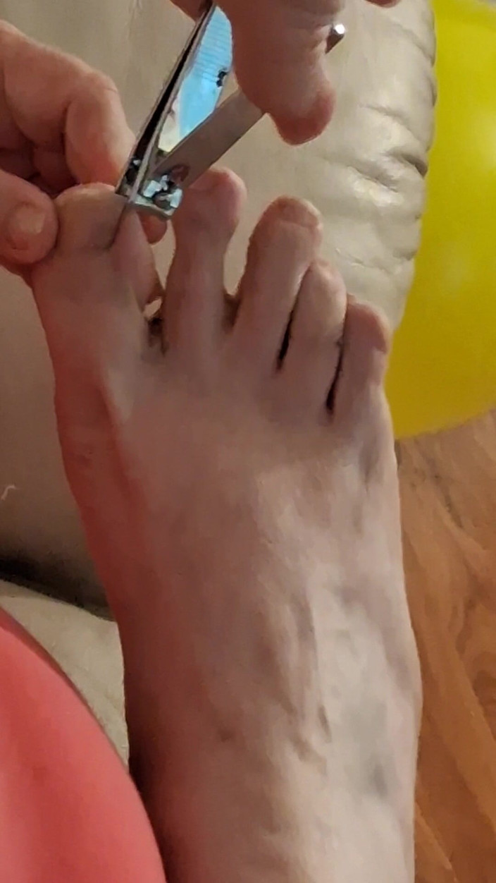 BBW nurse Vicki adventures with friends: Vicki พยาบาลสาวสวยตัวใหญ่ตัดเล็บเท้าของแฟนหนุ่ม เขามีเท้าสกปรกเหม็นๆ