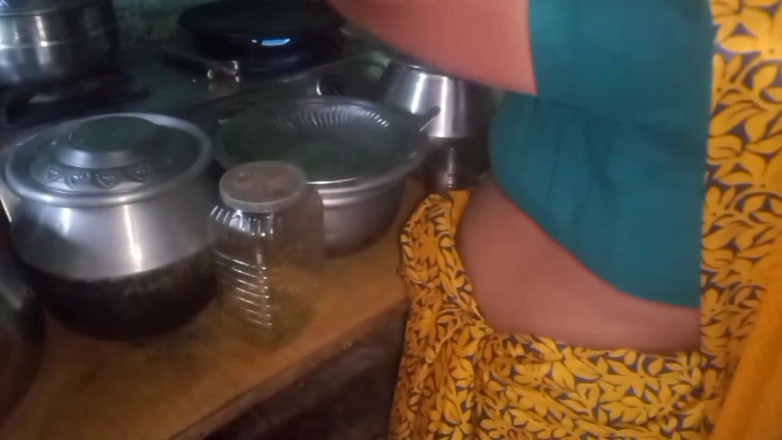 Priyanka314: Desi ehemann, der die brüste seiner frau drückt, während sie...