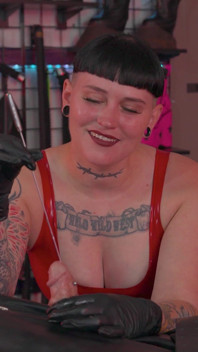 Bondage Sack Sub wird von Frau Nacke sondiert