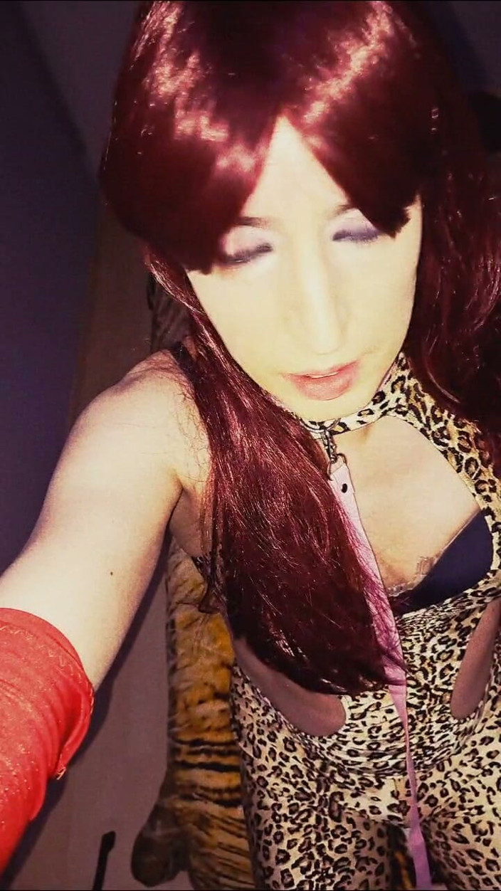Tammy sissy slave: Douche dorée pour shemale dans le placard
