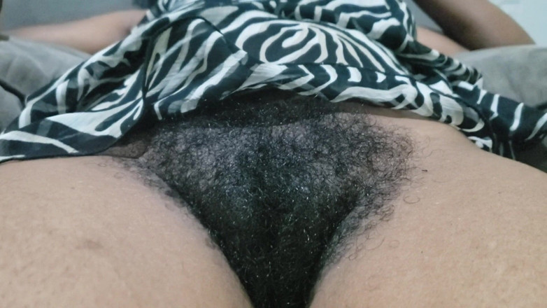 Lovemina: Quente curvilínea beleza - momento arriscado deitado com sua buceta peluda...