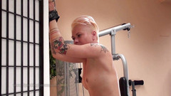 Spanking Server: Potetovaná Cora, která je obnažená, trestá bičem