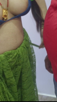 Croitor face măsurători cu Alisha Bhabhi cu degetele