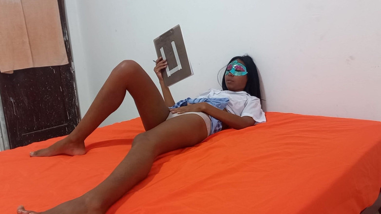 NEGRITA SEXY: Najseksowniejszy egzotyczny student Kolumbii popisuje się w minispódniczce studenckiej