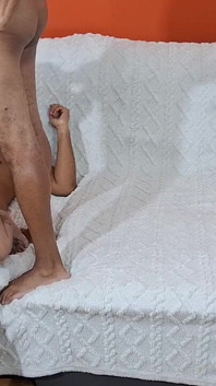 Deux hommes jouissent dans un bain de sperme dans un tatouage