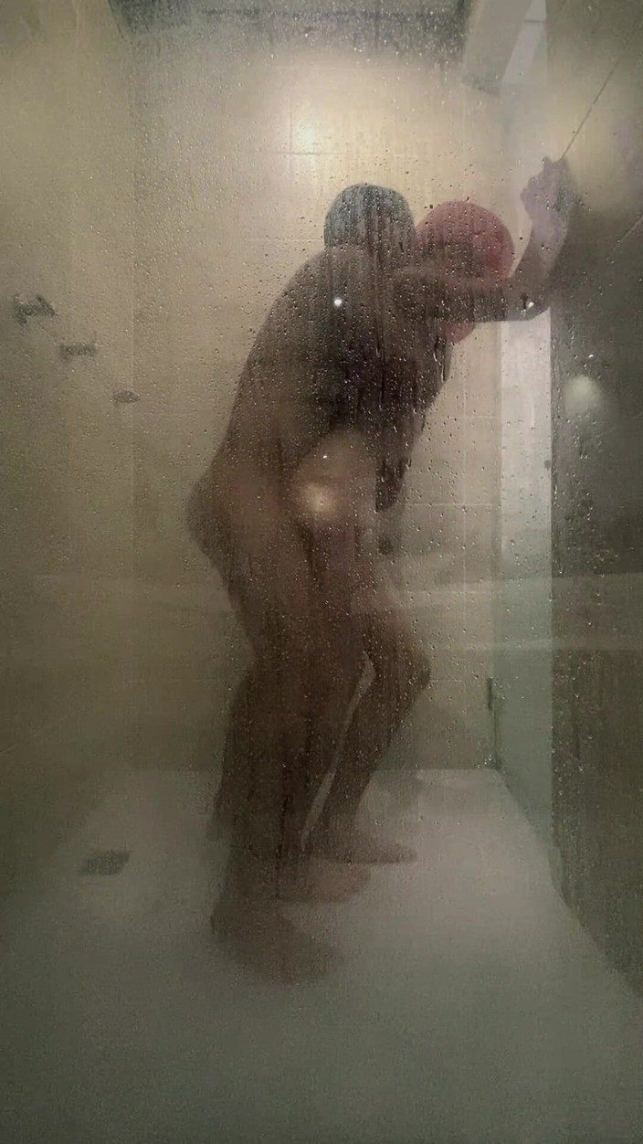 Tomas Styl: Femboy zostaje przeleciał przez nieznajomego w łazience hotelu, gdzie jest na...