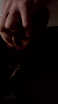 Táta je nestydatý, když je sám doma a stříká na oblečení