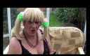 Mature Tina TV: Sexy roken in mijn tuin