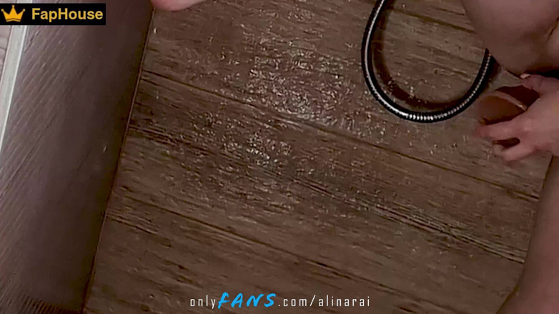 Alina Rai: Figliastro installato una telecamera nella doccia, la sua matrigna si...