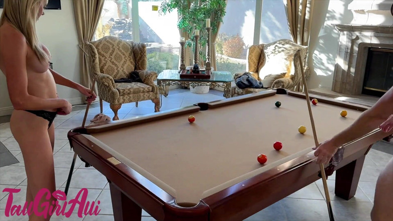 Tall Girl Alli: Bet On A Game of Pool Dan Hadiah Adalah Creampie