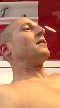Zacumował i sięgnął w tyłek