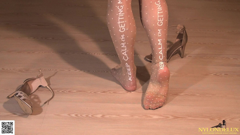 Nylondelux: Păstrează-ți calmul și linge-mi picioarele în ciorapi
