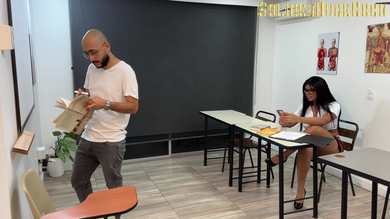 SoldierHugeCock: Pelajar miang menggoda cikgu dengan menunjukkannya video lucahnya