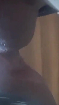 ナイロンのフードをかぶったMILFの二度目の映像、目隠しテープ、顔、口の中に精液を含んだ姿