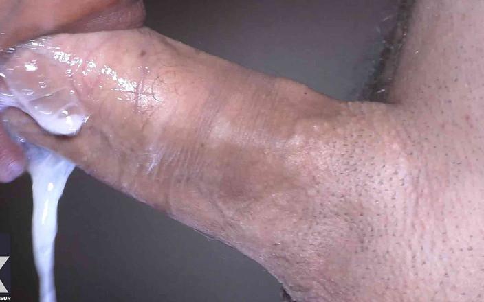 Bam-bulax: Miệng gỗ mun được lấp đầy đến vành bởi con cu to trắng