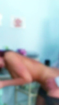 Geile arzthelferin wird beim masturbieren vom arzt erwischt und gefickt